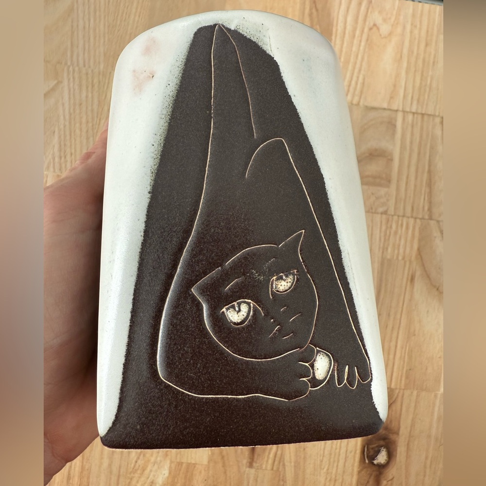 Mara of Mexico Stoneware square-bottom coffee mug with a playful cat design - Picture 3 of 7